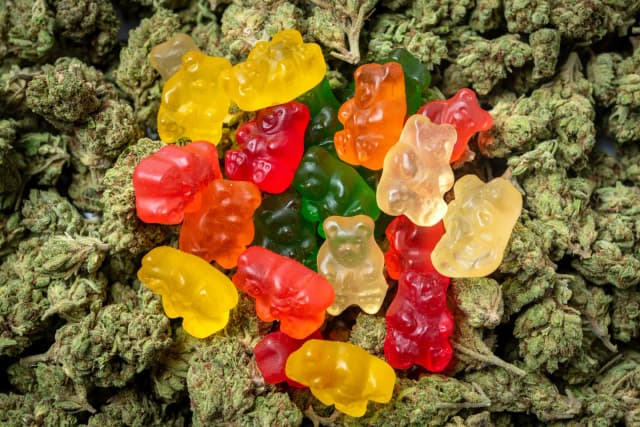 How to Use THC Gummies and Edibles | A Complete Guide